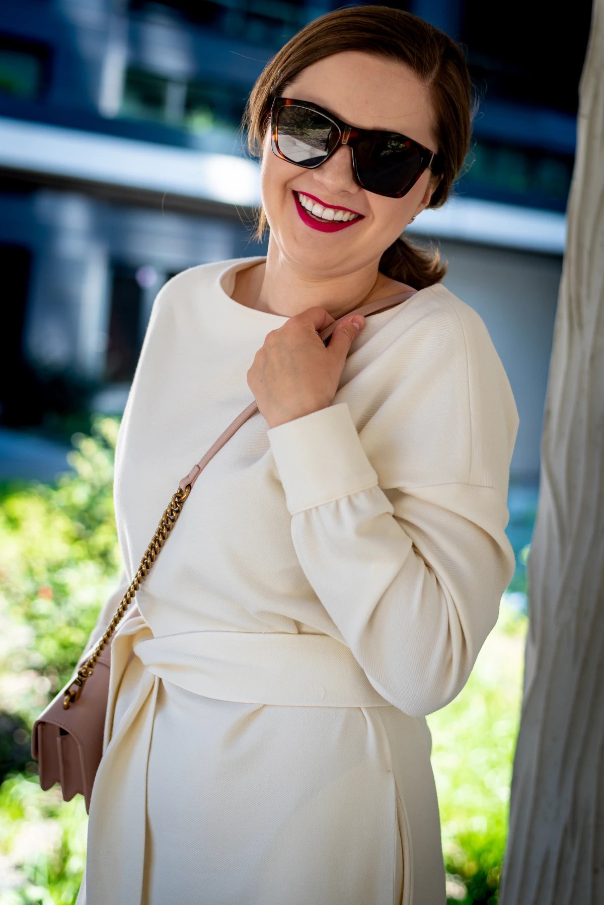 Prosta lniana sukienka midi z paskiem Lena — Ecru (kremowy), zdjęcie 2