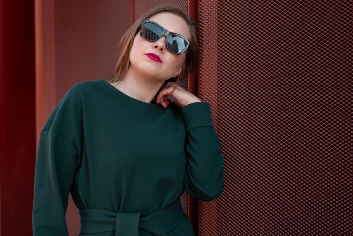 Prosta lniana sukienka midi z paskiem Lena — Ciemnozielony, zdjęcie 2