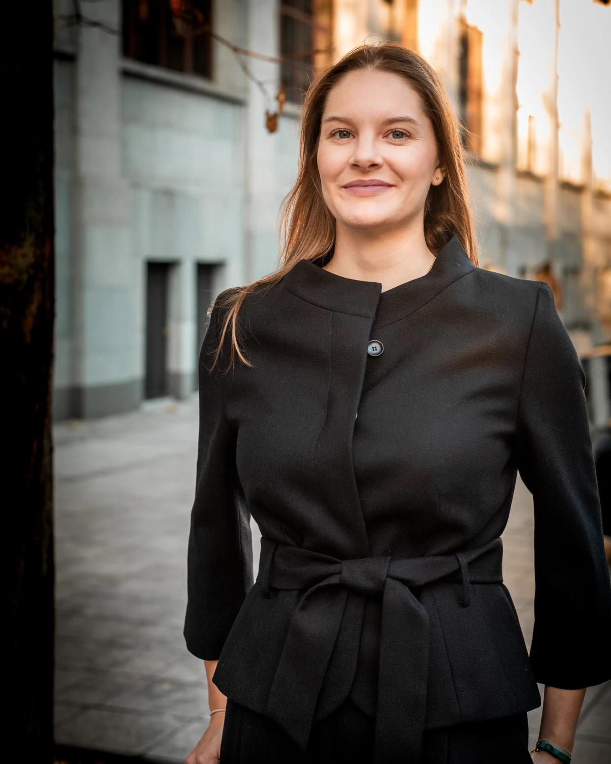 Krótki wełniany żakiet z paskiem Lisa — Czarny, zdjęcie 6