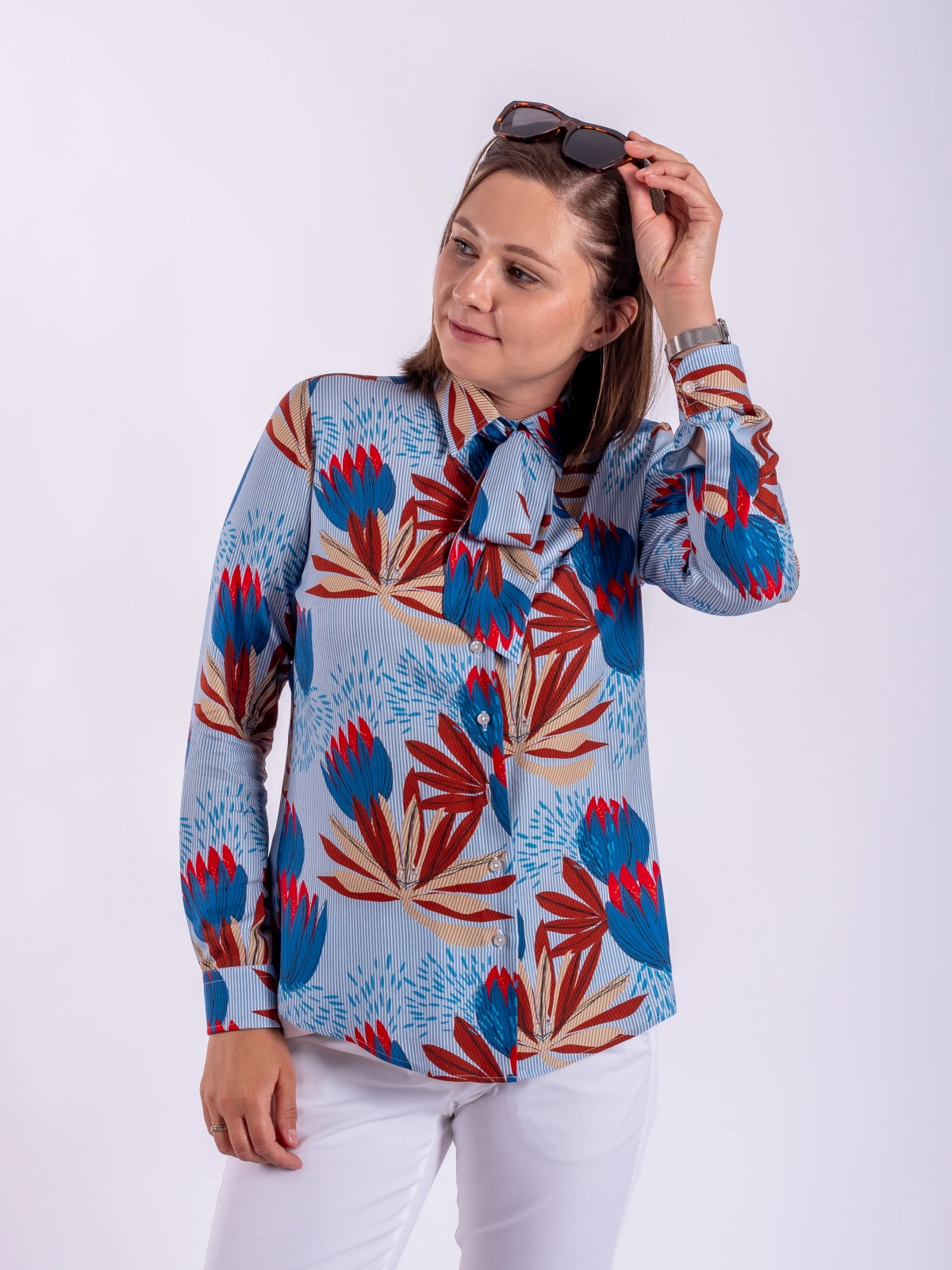 Wiskozowa koszula z kokardą Hanna — Niebieska w kwiaty, zdjęcie 6