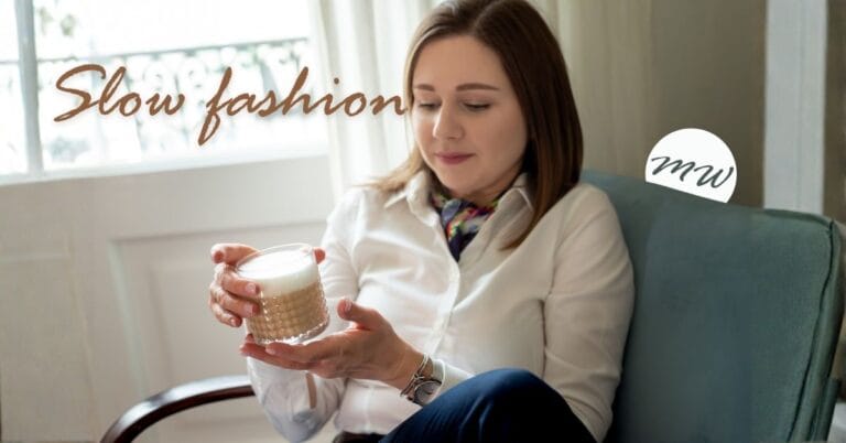 Slow fashion w praktyce – Karolina w białej koszuli relaksuje się z kawą.